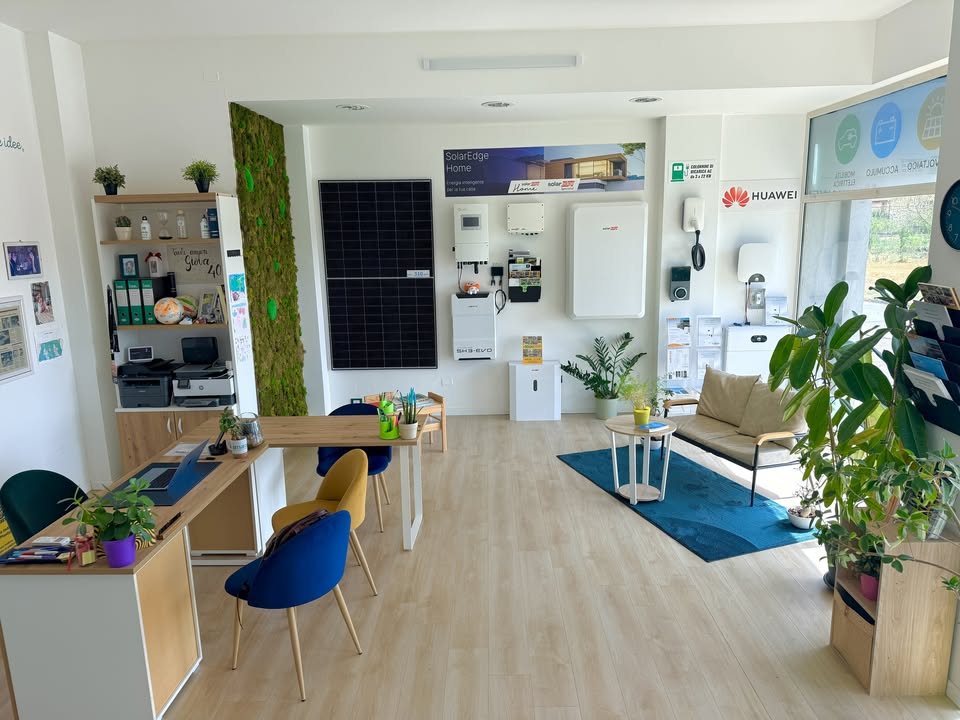 Lo showroom Classe A con pannelli, inverter e sistemi di accumulo esposti