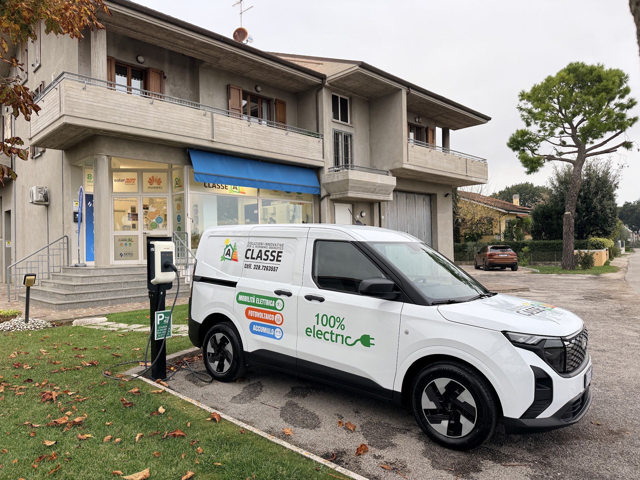 La sede Classe A a Fano con il furgone elettrico aziendale