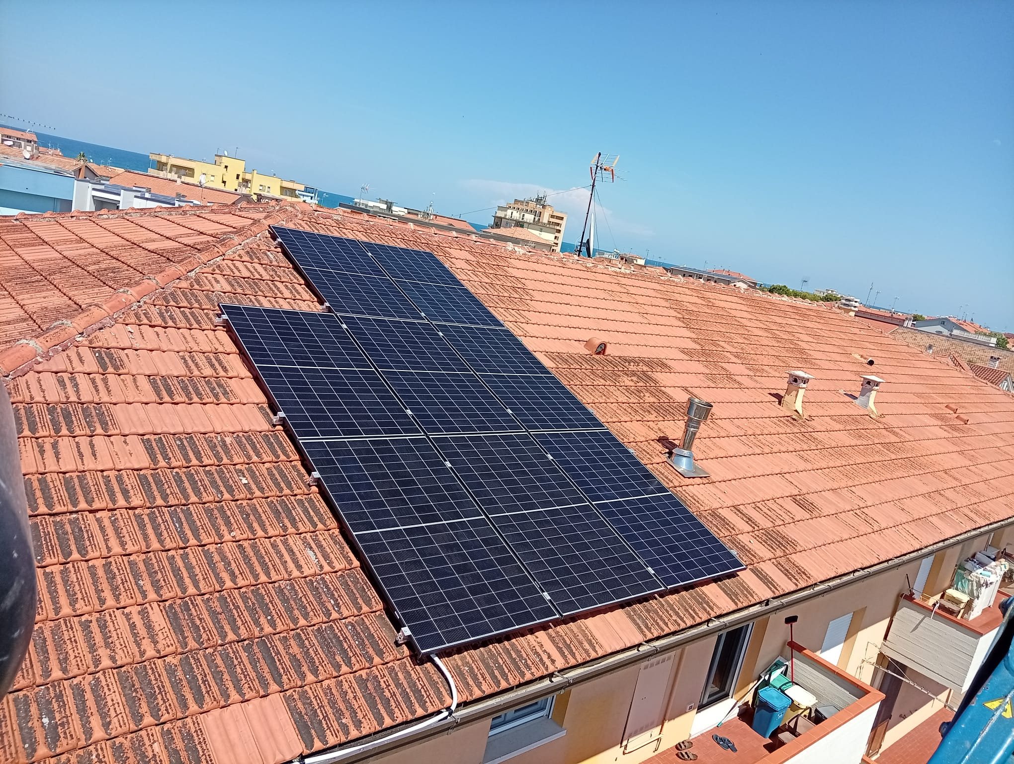 Fotovoltaico su tetto in tegole, fotografato da Giorgio Gargamelli