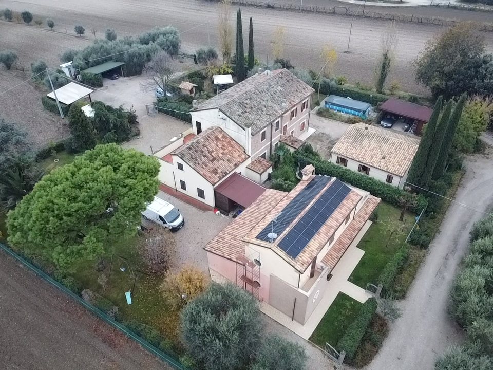Impianto solare su abitazione circondata da un giardino