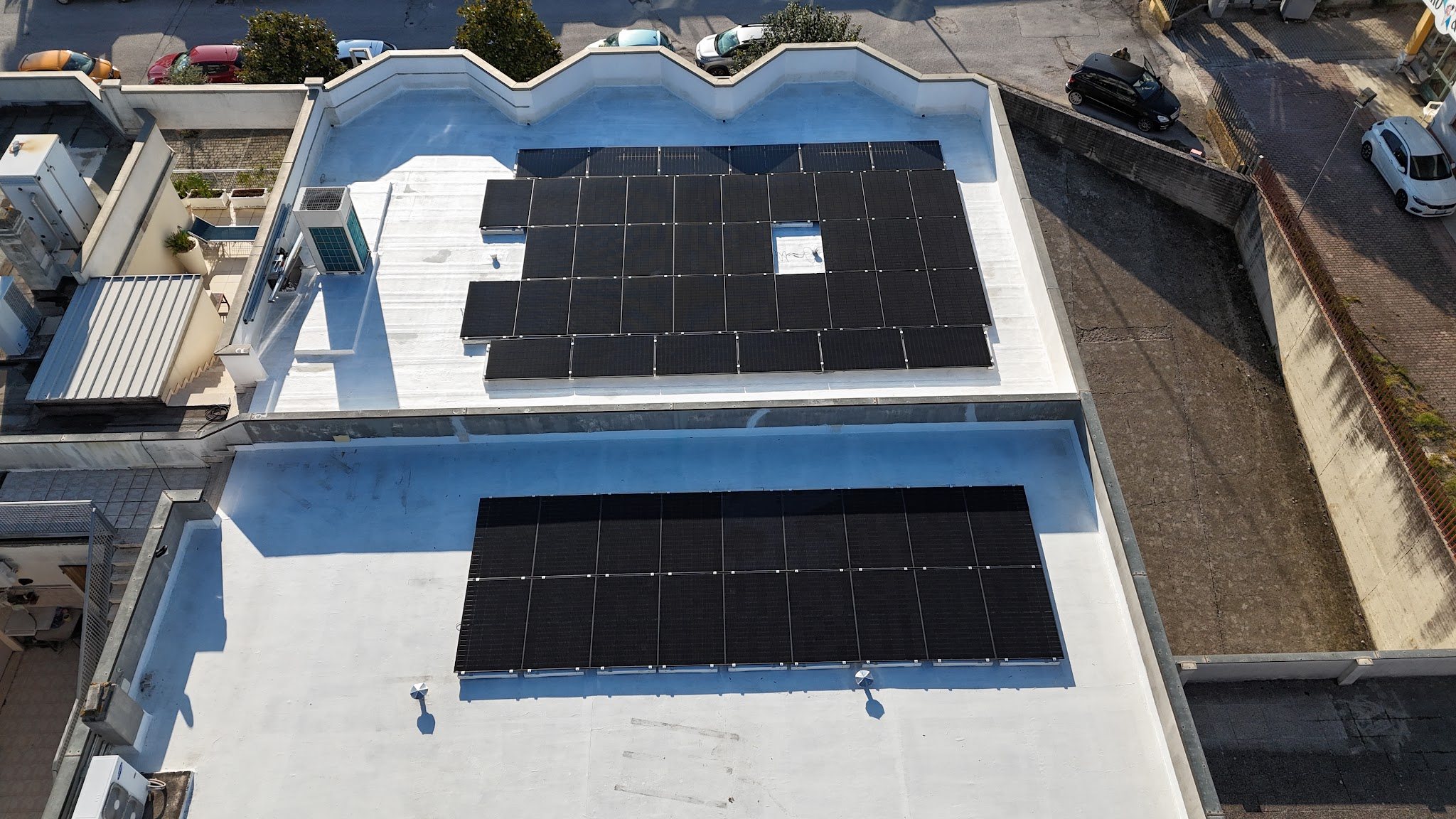Pannelli fotovoltaici su una copertura piana