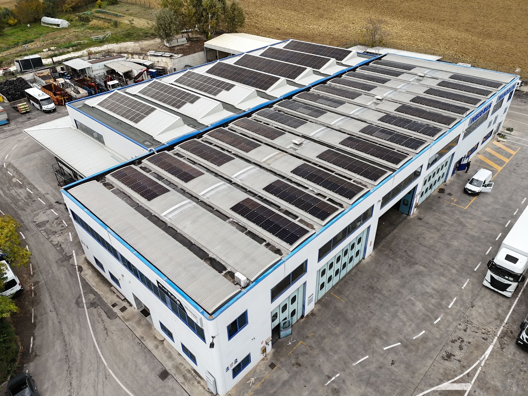 Impianto fotovoltaico sulla copertura di un edificio produttivo