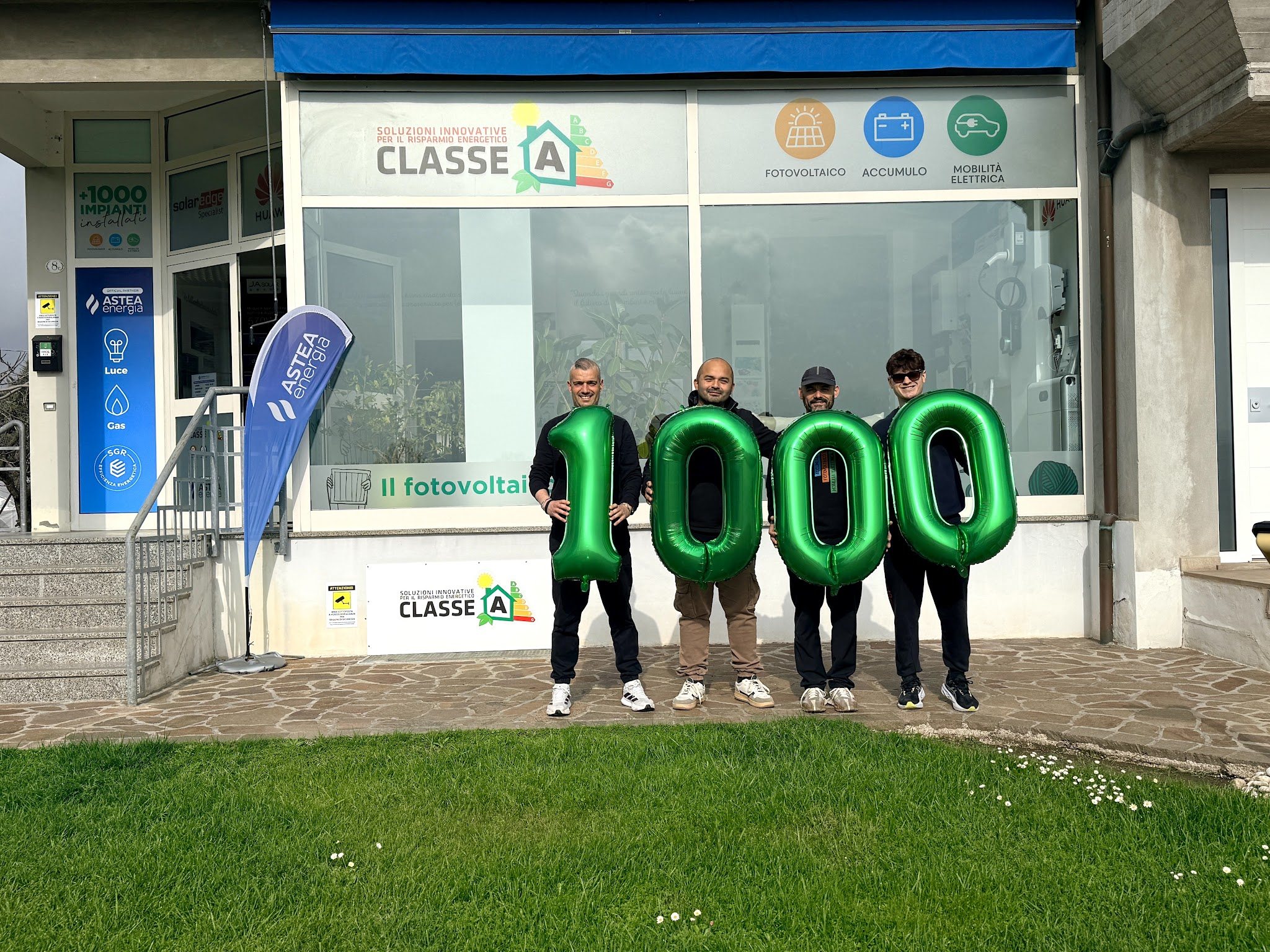 Il gruppo Classe A davanti alla sede di Fano